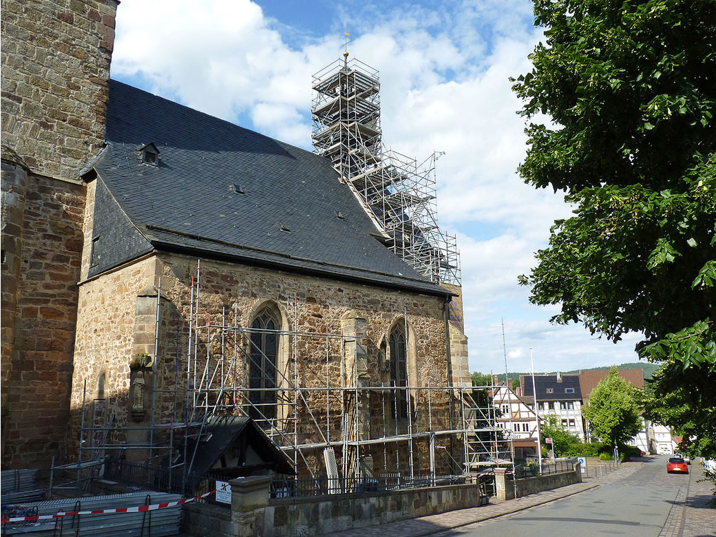 Einrüstung von St. Crescentius an der Südseite (Foto: Karl-Franz Thiede)